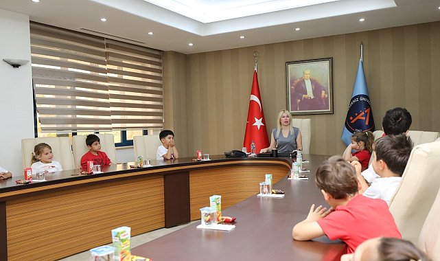 Çocuklar Akdeniz Üniversitesi Rektörlüğü koltuğunda