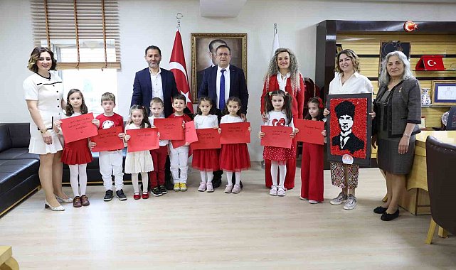 Çocuklar bayram mutluluğunu okudukları şiirlerle paylaştı