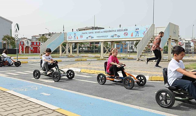 Çocuklar direksiyon başına geçti : Trafik kültürü ve bilinci aşılanıyor