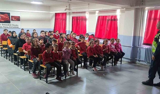 Çocuklar trafik kurallarını jandarmadan öğreniyor