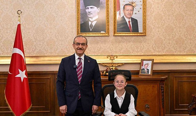 Çocuklar vali koltuğuna geçti, düzenlenen eğlencelerle de bayramın tadını çıkardı