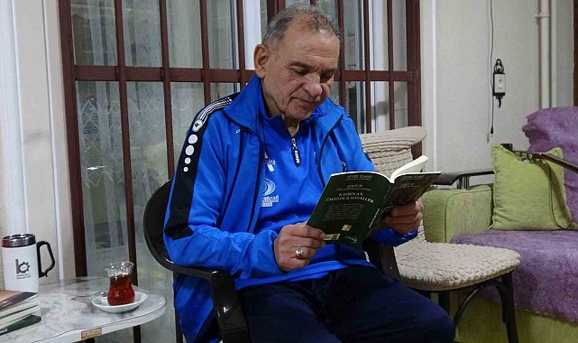 Çocukluk arkadaşının adını yazdığı romanla yaşatıyor