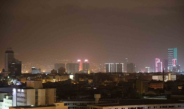 Çöl tozu bulutu İzmir'de etkisini sürdürüyor