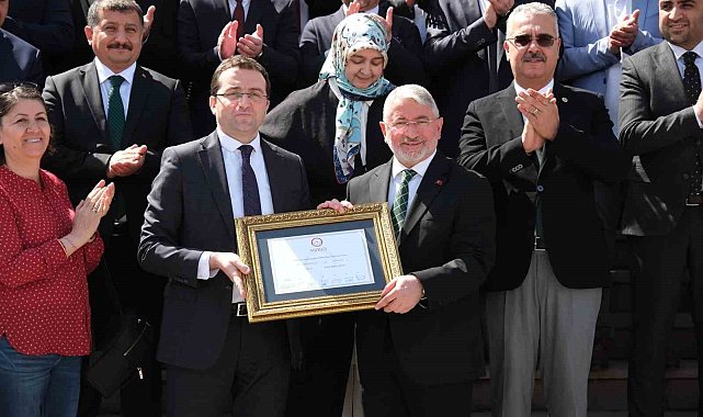 Çorum Belediye Başkan Aşgın mazbatasını aldı