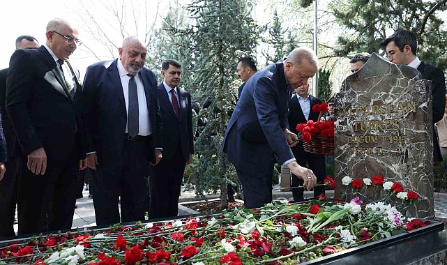 Cumhurbaşkanı Erdoğan, Alparslan Türkeş'in kabrini ziyaret etti.