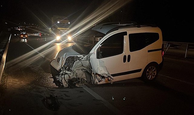 D100'de bariyerlere çarpan hafif ticari aracın sürücüsü yaralandı