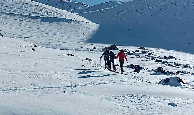 Dağcılar Ağrı Dağı eteklerinde kayak yaptı