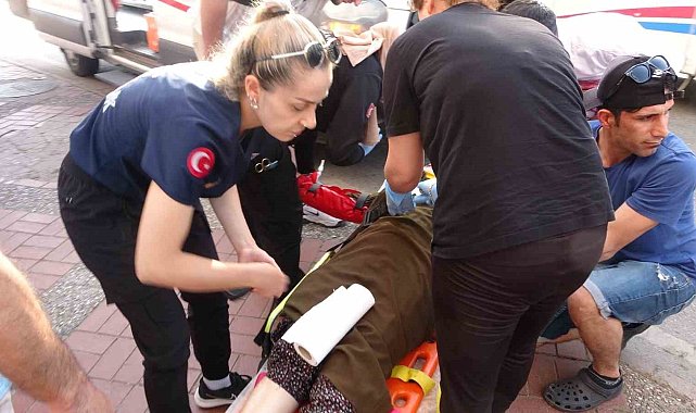 Dakikalarca bekledi, son adımında otomobilin altında kaldı