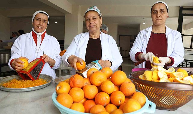 Dalda kalan narenciyenin kabuğu depremzede kadınların elinde reçel oldu