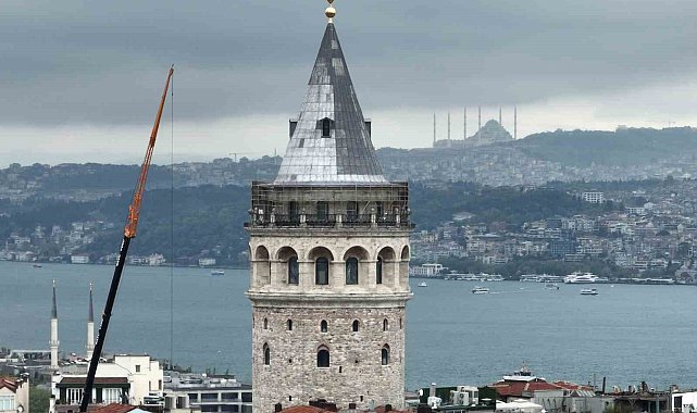 Demir parmaklıklardan kurtulan Galata Kulesi'nin alemine paratoner takıldı