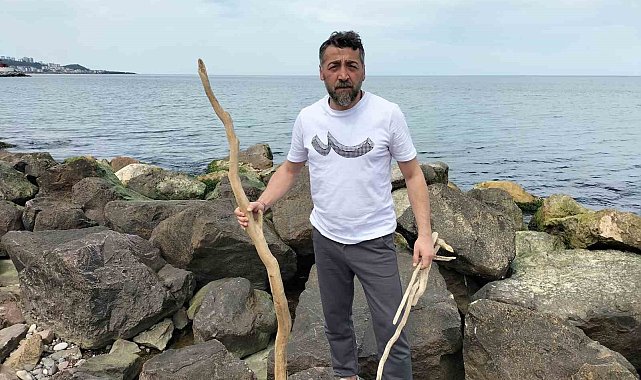 Denizden topladıkları ağaç parçaları ile dekoratif eşyalar üretiyor