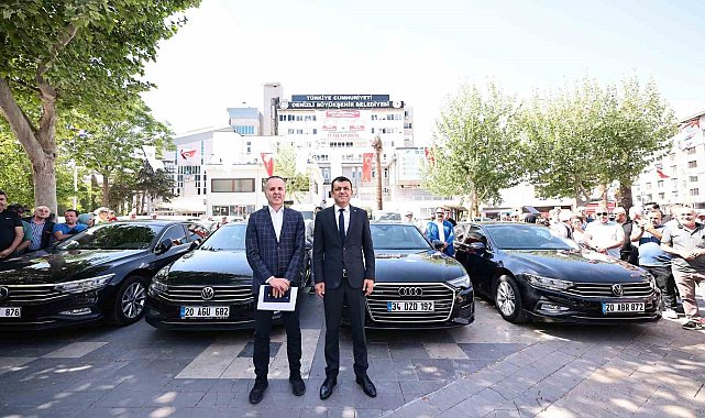 Denizli'de belediyenin ihtiyaç fazlası araçları meydanda sergilendi