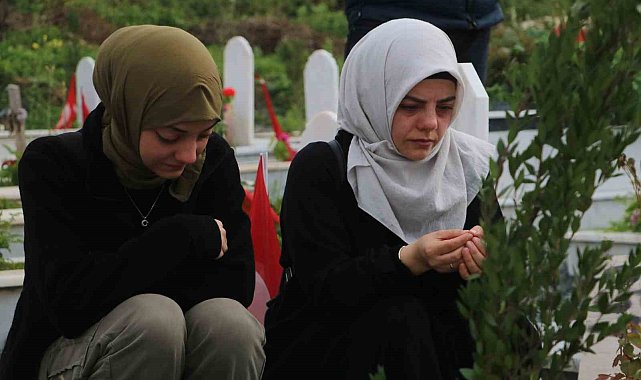 Deprem bölgesinde mezarlıklarda hüzünlü bayram ziyareti