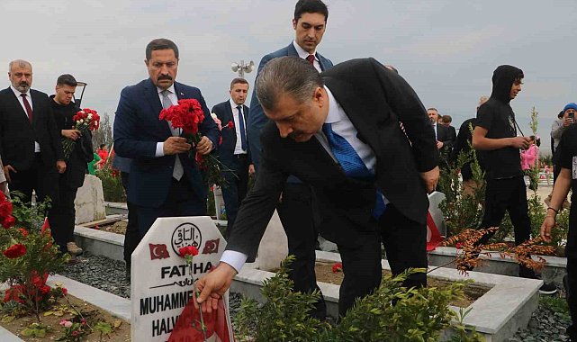 Deprem mezarlığında vatandaşlara başsağlığı dileyen Sağlık Bakanı Koca, "Dün buradaydık, bu gün buradayız ve yarında Hatay'ımızda olacağız"