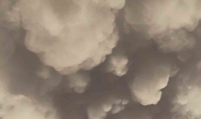 Deprem sonrası gök yüzünde oluşan bulutlanma ve renk hayrete düşürdü
