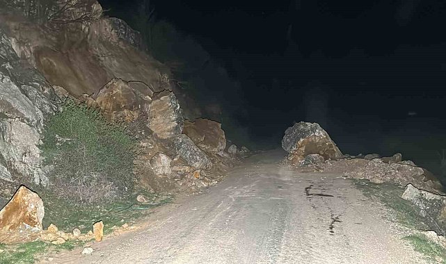 Deprem sonrası heyelan yolu kapattı, heyelan ve deprem anı anbean kaydedildi