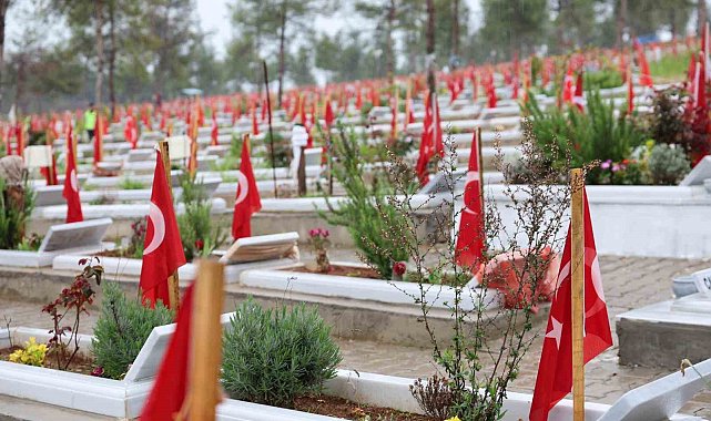 Depremin merkezi Kahramanmaraş'ta mezarlıkta buruk bayramlaşma