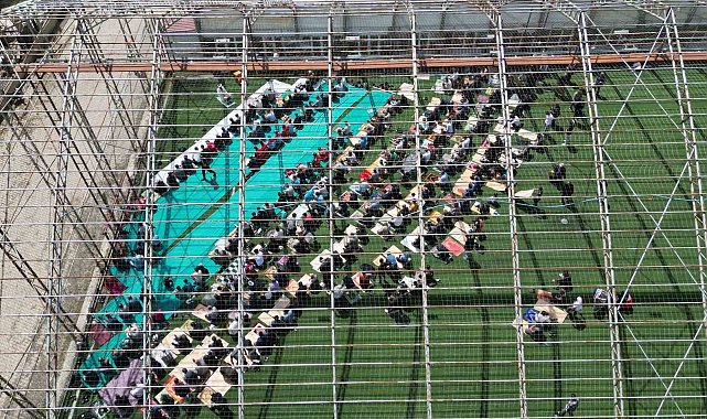 Depremin vurduğu Sulusaray&#039;da halı sahada cuma namazı kılındı