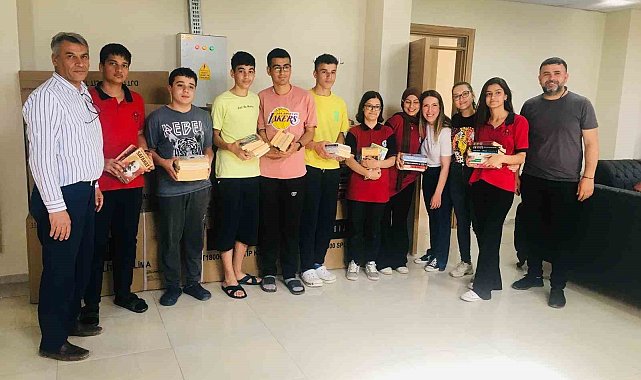 Depremzede çocuklar için prefabrik okula kütüphane kuruldıu