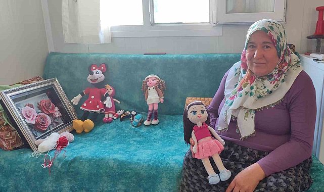 Depremzede kadın yaptığı bez bebeklerle geçimini sağlıyor