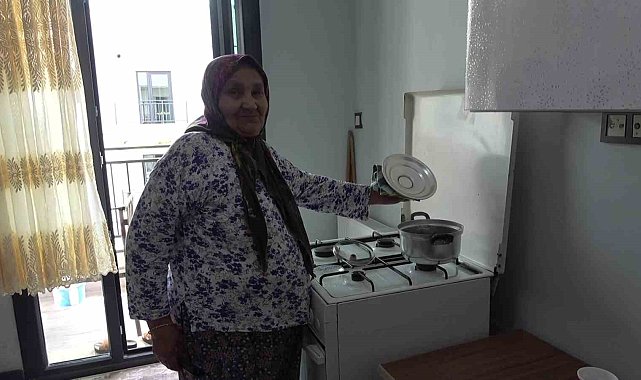 Depremzede kadının yeni yuvasında ilk yemeği sarma oldu