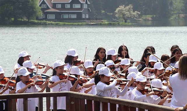 Depremzede küçük müzisyenlerden Bolu&#039;da keman konseri