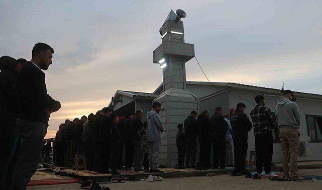 Depremzede vatandaşlar konteyner camide bayram namazlarını kıldılar