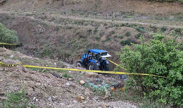Dere yatağına devrilen traktörün sürücü hayatını kaybetti