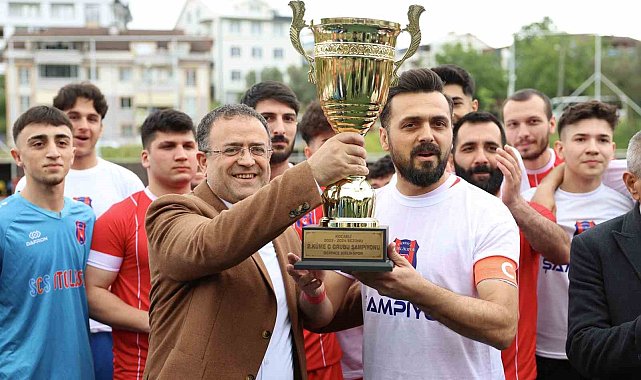 Derince Birlikspor, kupasını Başkan Gökçe&#039;nin elinden aldı