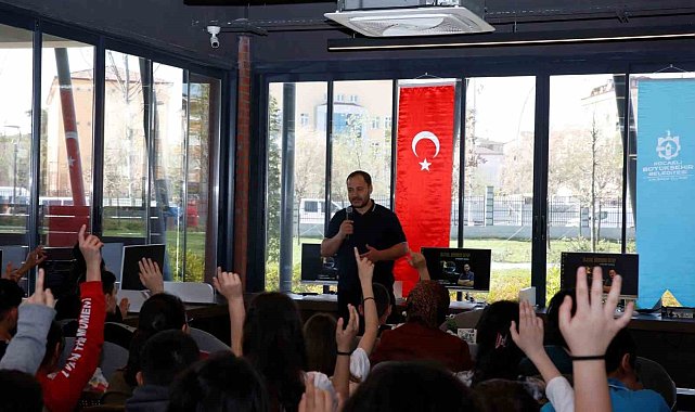 Derince Kütüphanesi'nde gençlerle söyleşiler başladı