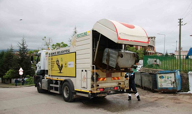 Derince'de çöp konteynerleri dezenfekte ediliyor