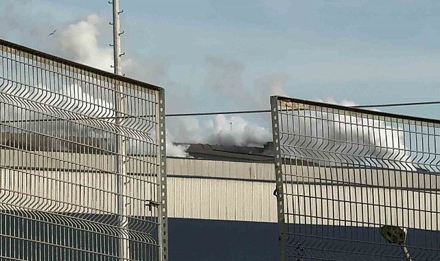 Dev firmaların biri turuncu duman saldı, diğeri ise simsiyah