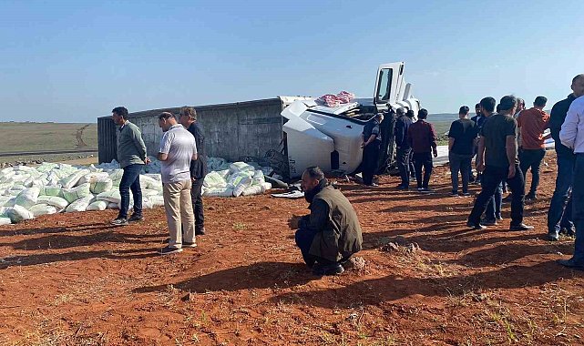 Devrilen tır, Siverek-Diyarbakır karayolunu 2 saat kapattı