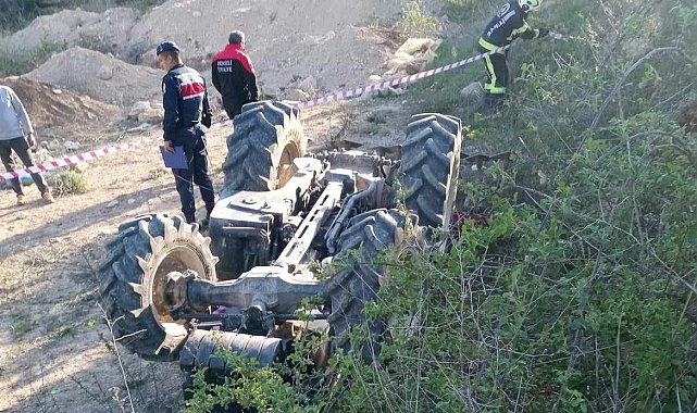 Devrilen traktörün sürücüsü yaşamını yitirdi
