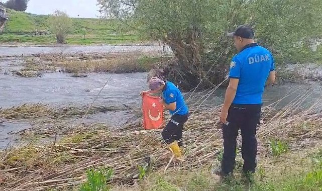 Dicle Nehri'nde arama kurtarma faaliyetinde olan ekibin 'Türk bayrağı' hassasiyeti