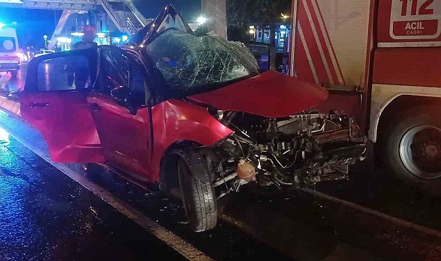 Direksiyon hakimiyeti kaybeden otomobil sürücüsü aydınlatma direğine çarptı: 1 ölü