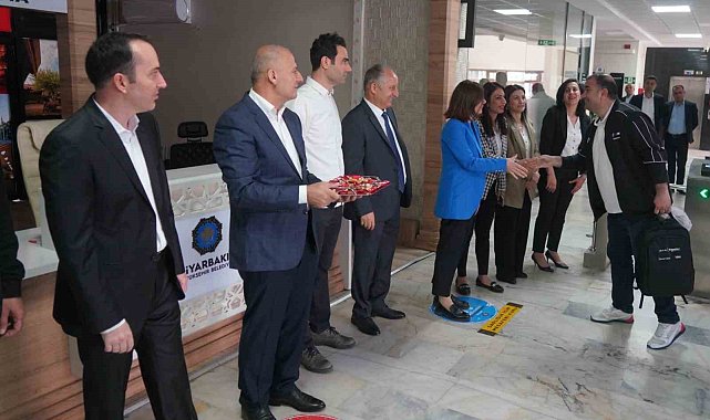Diyarbakır Büyükşehir Belediye Başkanı Bucak, personeli karşıladı