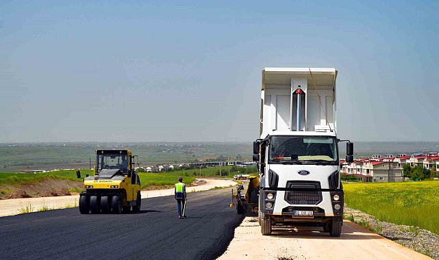 Diyarbakır Büyükşehir Belediyesi Bırkleyn Caddesi'ndeki yol yapım çalışmalarını sürdürüyor
