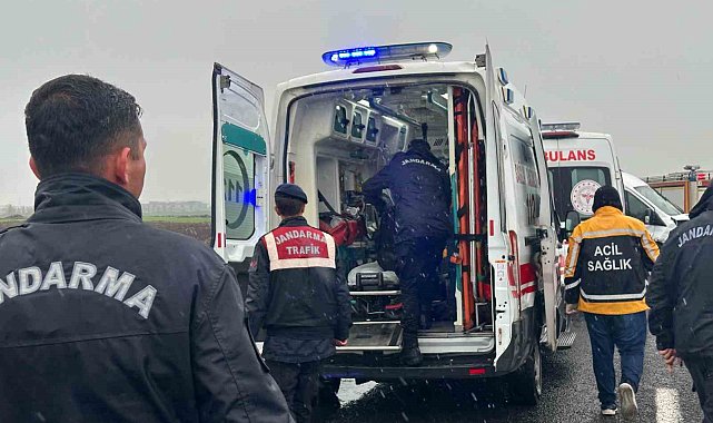 Diyarbakır-Elazığ yolunda otomobil ile minibüsün çarpıştığı kazada 3 kişi öldü, 2 kişi ağır yaralandı.