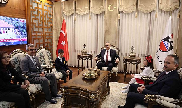 Diyarbakır'da 23 Nisan kutlamalarında Fatih Sultan Mehmet, Ali Gaffar Okkan ve Naim Süleymanoğlu canlandırıldı