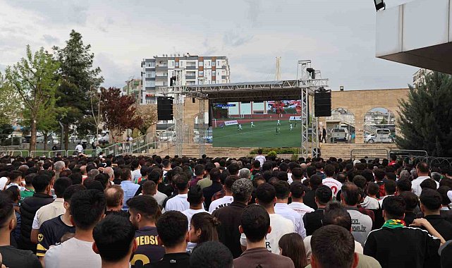Diyarbakır'da binlerce taraftar dev ekranda maç keyfi yaptı