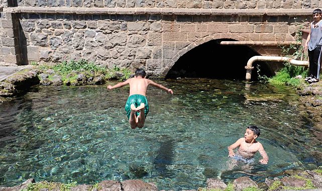 Diyarbakır'da hava sıcaklığının birden yükselmesiyle çocuklar süs havuzuna girdi