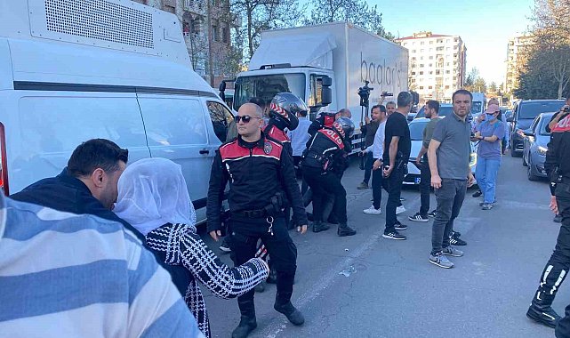 Diyarbakır'da izinsiz yürümek isteyen DEM'lilere polis müdahalesi