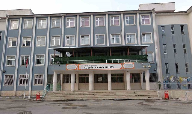 Diyarbakır'da okul müdürü öğrenci tarafından bıçaklandı