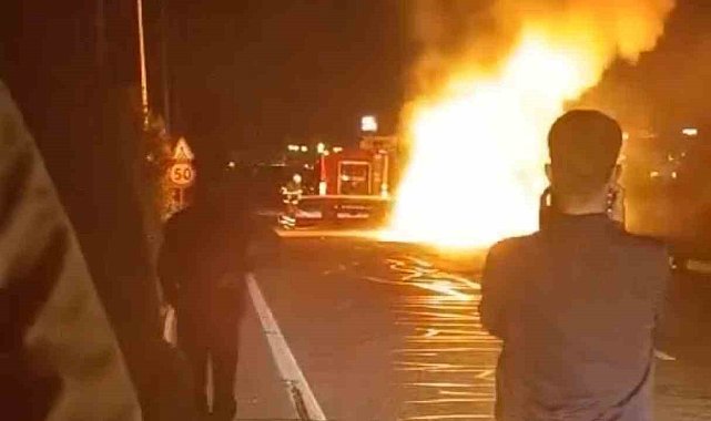 Diyarbakır'da seyir halindeki otomobil alev topuna döndü