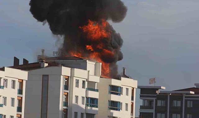 Diyarbakır'ın merkez Kayapınar ilçesinde bir sitenin çatısında çıkan yangını söndürmeye çalışan itfaiye erleri alevlerin arasında kaldı. Erlerden biri kendini aşağı bıraktı.