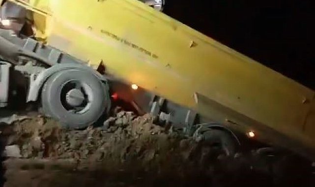 Döküm sahasında toprak kaydı, hafriyat kamyonu devrilmekten son anda kurtuldu