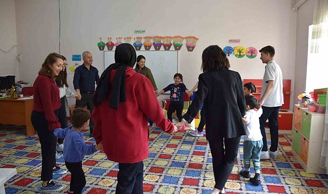 DOSTEK Koleji öğrencileri 23 Nisan'da köy okullarındaki minikleri sevindirdi
