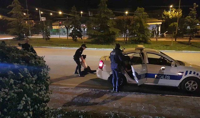 Dur ihtarına uymayan araçtaki kızlar polise zor anlar yaşattı