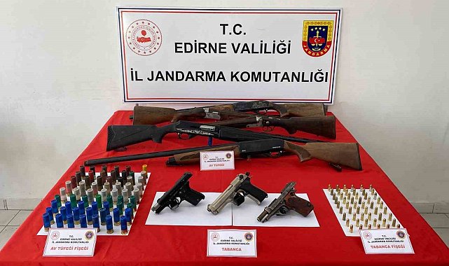 Edirne'de ruhsatsız tabancalar ve tüfekler ele geçirildi: 2 gözaltı